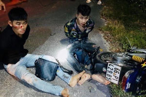 Bình Dương: người dân vây bắt hai đối tượng trộm cắp xe máy