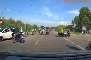 Sang đường thiếu quan sát, người điều khiển xe máy xuýt chút nữa bị xe ô tô tông