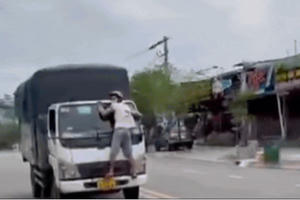 Bắt tài xế trong vụ người đàn ông 'đánh đu' đầu xe tải chạy 4km ở Thủ Đức