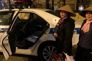 CSGT dùng xe chuyên dụng đưa người dân về quê ăn tết