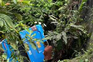 Vĩnh Phúc: Chở khách lên khu du lịch Tam Đảo, xe mất lái lao xuống vực