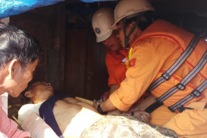 Ứng cứu thuyền viên đập mặt vào tời cuốn dây khi đi biển
