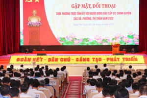 Thường trực Tỉnh ủy Nghệ An gặp mặt, đối thoại với hơn 1000 cán bộ chủ chốt cấp xã