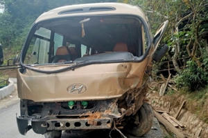 Xe chở khách lao vào vách núi, 31 hành khách thoát cửa tử trong gang tấc