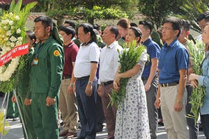 Đoàn công tác Báo PLVN viếng Nghĩa trang liệt sĩ Việt – Lào, khu di tích Ngã ba Đồng Lộc