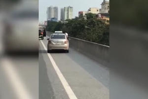 [Clip]: Tài xế taxi cùng khách "ăn thua" trên đường vành đai 3