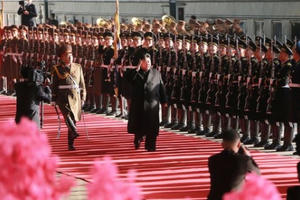 Chủ tịch Kim Jong-un duyệt đội danh dự trước khi lên tàu tới Việt Nam