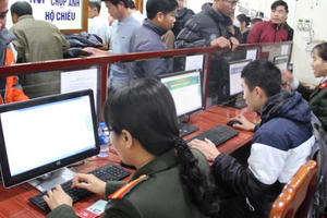 Dòng người xếp hàng chờ làm thủ tục “xuất ngoại” trong những ngày đầu năm