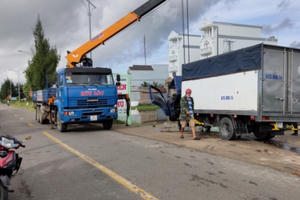 Tài xế ngủ gục, lạc tay lái xe tải lao xuống ao