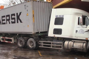 Bình Dương: Sau va chạm, xe container lao vào cửa hàng tôn, nhiều người may mắn thoát nạn