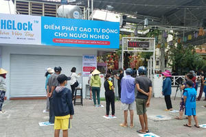 “Máy ATM” phát gạo miễn phí tại TP HCM