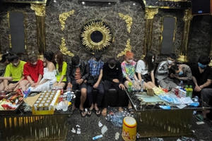 Đột kích quán karaoke bắt 16 đối tượng đang “bay lắc”