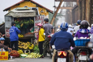 Cầu Long Biên thành chợ cóc, giao thông ùn ứ