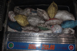 Kiểm tra xe tải phát hiện hơn 116 bao tải chất đầy mỡ bẩn