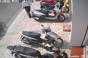 TP HCM: Trộm xe SH trong chớp mắt