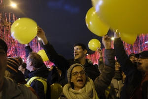 Người biểu tình phe Áo vàng ôm cảnh sát Pháp chúc mừng năm mới