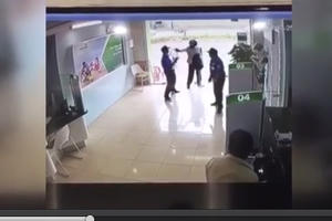 Clip ghi lại cảnh tên cướp hung hãn dùng súng bắn bảo vệ tại Thanh Hóa