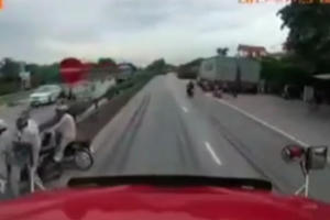 [Clip]: Khoảnh khắc xe tải tông vào đoàn người qua đường khiến 6 người tử vong tại Hải Dương