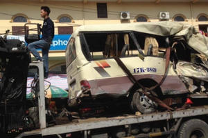 Quảng Ninh: Xe đi lễ chùa nổ lốp khiến hàng chục người thương vong