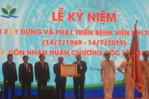 Bệnh viện Nhi Trung ương đón nhận huân chương Độc lập hạng nhì