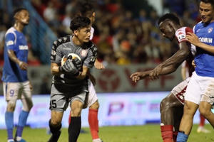 Thủ môn Bùi Tiến Dũng quay về với… ghế dự bị ở TPHCM?