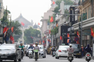 Mừng Quốc khánh, đường phố Thủ đô rực rỡ cờ hoa