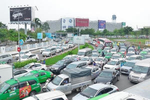 Đề xuất không gắn hộp đèn với xe hợp đồng dưới 9 chỗ: Taxi truyền thống lo bị “khai tử”