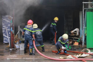 TP HCM: Giải cứu cụ bà bị bại liệt trong căn nhà bốc cháy ngùn ngụt