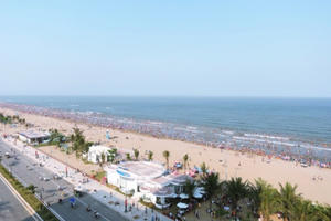 Kịp thời giải cứu du khách đuối nước tại biển Sầm Sơn