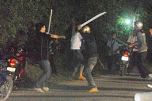 Bất chấp lực lượng công an xã can ngăn vẫn vác dao, tuýp sắt “hỗn chiến” trên quốc lộ