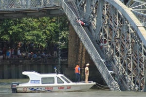 Phó Thủ tướng Chính phủ chỉ đạo xử lý, khắc phục hậu quả vụ sập cầu Ghềnh