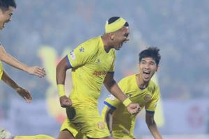 “Đối thủ tưới nước để phá hỏng chiến thuật của chúng tôi“