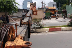 Cần cẩu gara ô tô Gia Định đổ sập ra đường, nhiều người thót tim