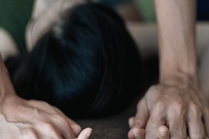 Gã hàng xóm giở trò đồi bại với bé gái 7 tuổi trong rừng keo