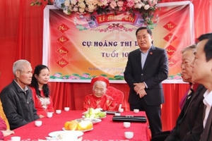 Lãnh đạo tỉnh Lạng Sơn thăm hỏi, mừng thọ người cao tuổi