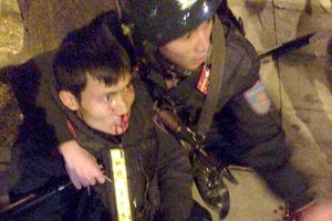 Hà Nội: Vi phạm giao thông, nam thanh niên tông CSCĐ bất tỉnh