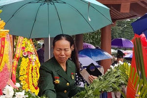 Giọt nước mắt tưởng nhớ đồng đội trên đỉnh Pò Hèn Giọt nước mắt tưởng nhớ đồng đội trên đỉnh Pò Hèn