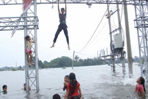 Clip: Trẻ em bơi giữa sân, tắm dọc đường làng ở Hà Nội