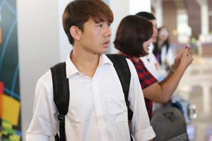 Olympic Việt Nam mỏi tay ký tặng ở sân bay Soekarno-Hatta trước giờ về nước