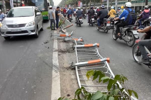 TP HCM: Xe bồn mất lái ủi tung dải phân cách, húc đổ tường rào