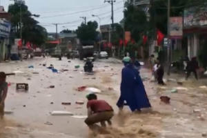 Clip người dân hò nhau "hôi của" giữa dòng nước lũ