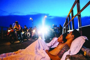 Tác giả ảnh cưới ‘chăn gối’ ở nơi biểu tượng văn hoá: Không để ý dư luận