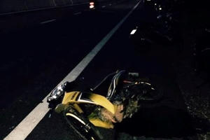 Xe máy chở 3 tông thẳng vào cột mốc, 2 người chết tại chỗ