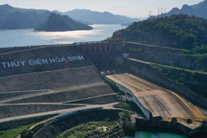 Tích cực tìm kiếm nạn nhân mất tích tại khu vực hạ lưu đập thủy điện Hòa Bình