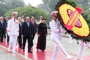 Lãnh đạo Đảng, Nhà nước dâng hương tưởng niệm các anh hùng liệt sĩ