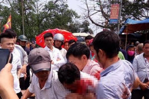 Bức xúc vì bị trả tiền vệ sinh quá ít, chủ nhà bị nhóm người hành hung ném xuống ao