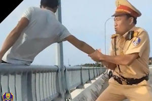 Lực lượng CSGT kịp thời ngăn chặn người đàn ông định nhảy cầu tự tử