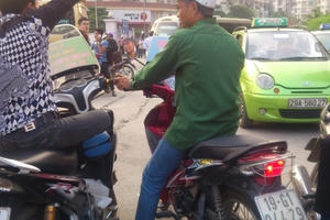 Motor taxi: Vật vã nghề “câu cá trên đường”