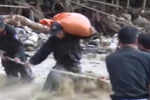 Đu dây vượt lũ xiết, vác gạo cứu trợ bà con Sơn La