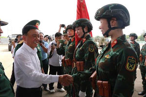 Thường trực Ban Bí thư Trần Cẩm Tú thăm lực lượng vũ trang tại Sân bay Biên Hoà